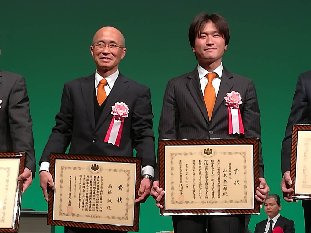 受賞した髙橋さん（左）と山本さん（右）